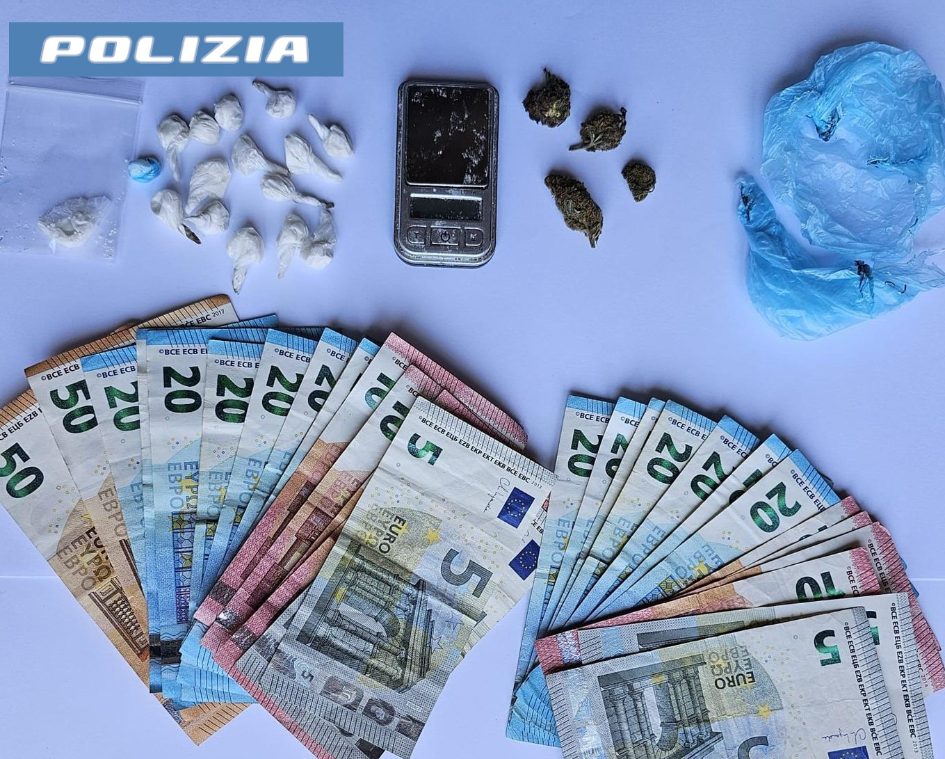 SORPRESI A GESTIRE IL DELIVERY DELLO SPACCIO 2 FRATELLI DI ACIREALE ARRESTATI DALLA POLIZIA DI STATO Acireale, scoperto delivery dello spaccio: arrestati due fratelli