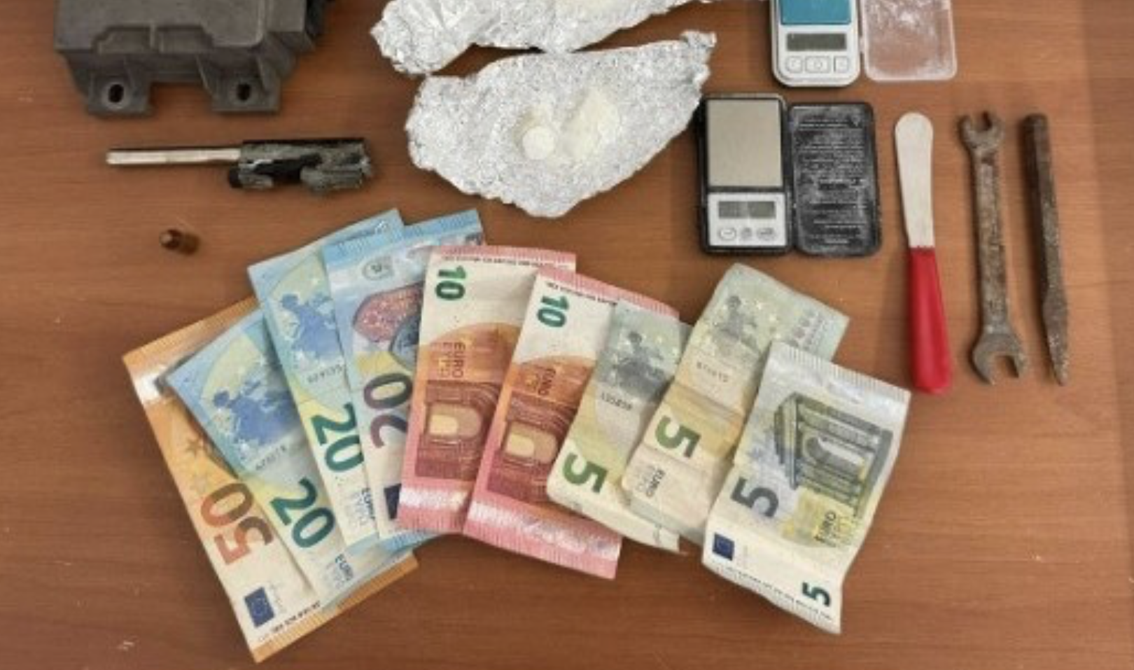 Scordia, coppia denunciata per spaccio in casa