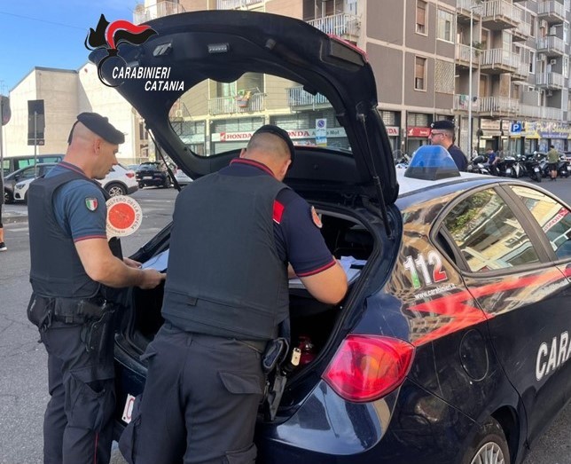 furto gioielleria arresto carabinieri Falsi clienti rubano in gioielleria
