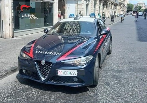 Evade dai domiciliari e ruba in un negozio di via Etnea