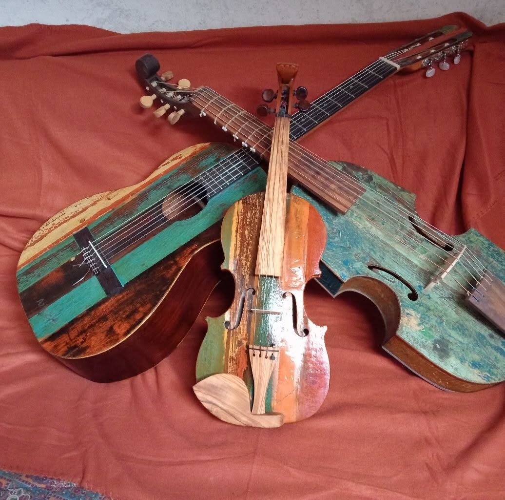 480072955_3472212909577544_8211211515314128461_n Dai barconi alle chitarre: il legno dei migranti diventa musica