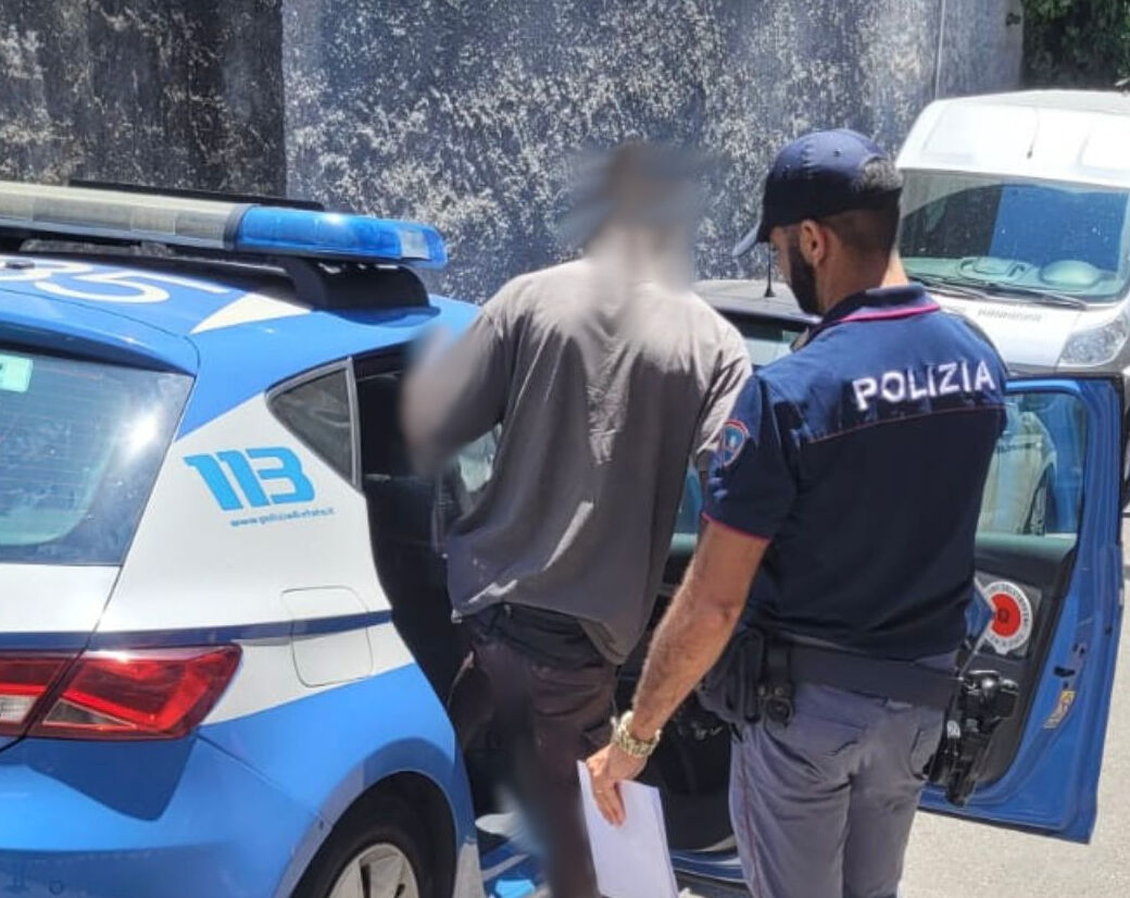 AGGREDISCE I SANITARI DURANTE GLI ACCERTAMENTI E COLPISCE CON CALCI E PUGNI IL POLIZIOTTO IN SERVIZIO AL POSTO FISSO DELL’OSPEDALE Aggredisce sanitari e poliziotto in ospedale