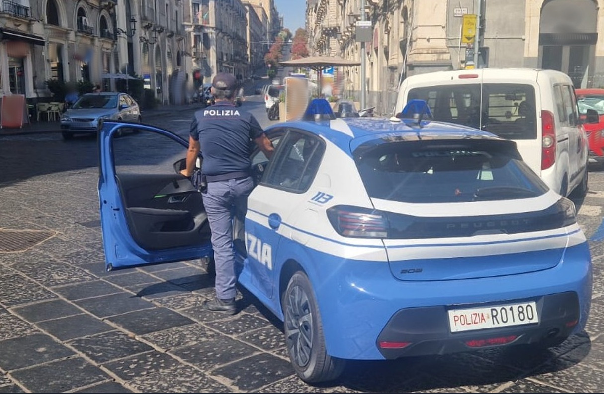 Aggredisce la titolare e ruba dalla cassa: arrestato