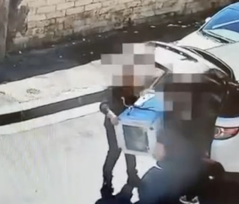 Abbandona lavatrice Abbandona una lavatrice sul marciapiede: denunciato