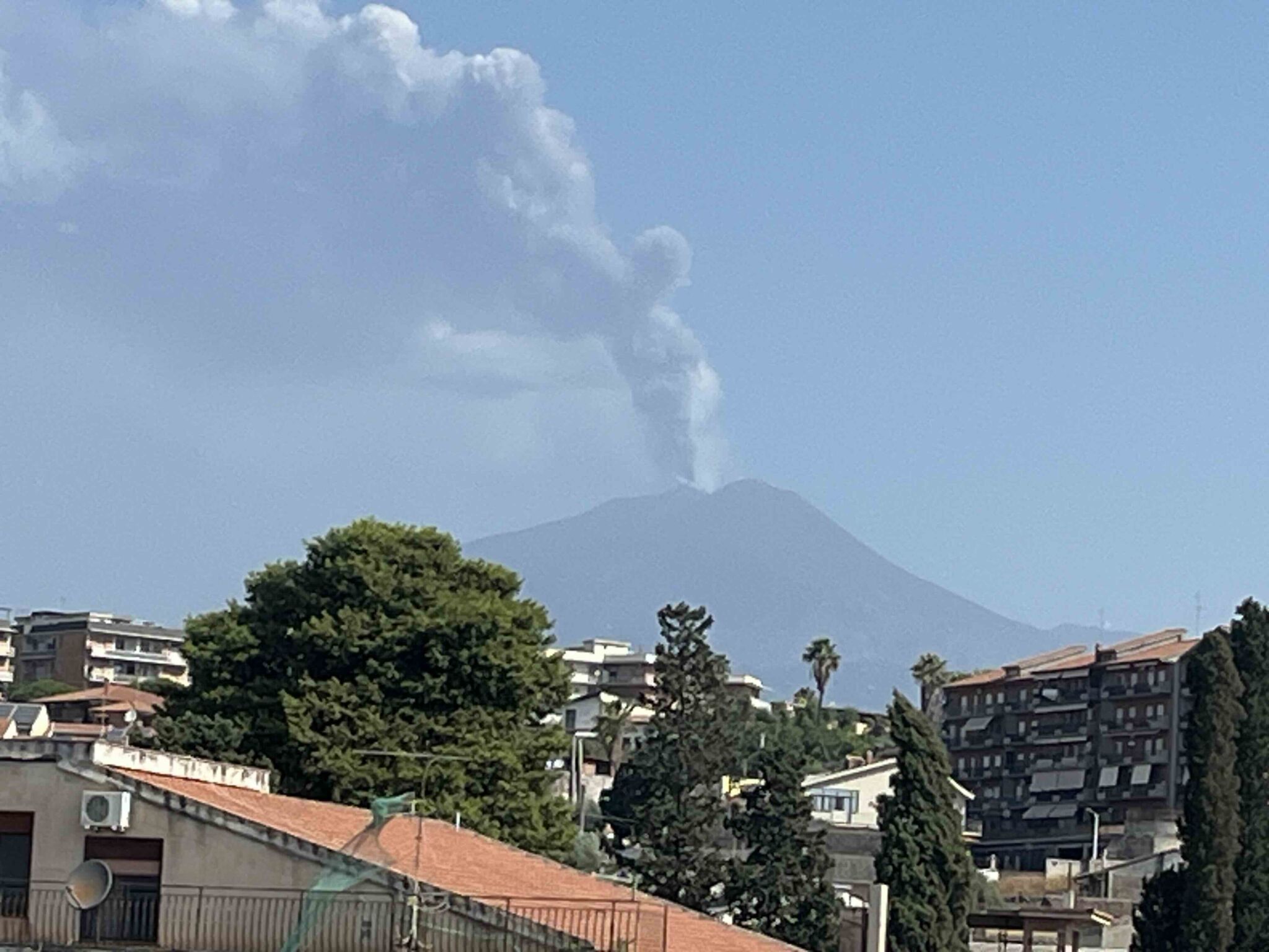 Etna, attività stromboliana alla Voragine: Aeroporto operativo