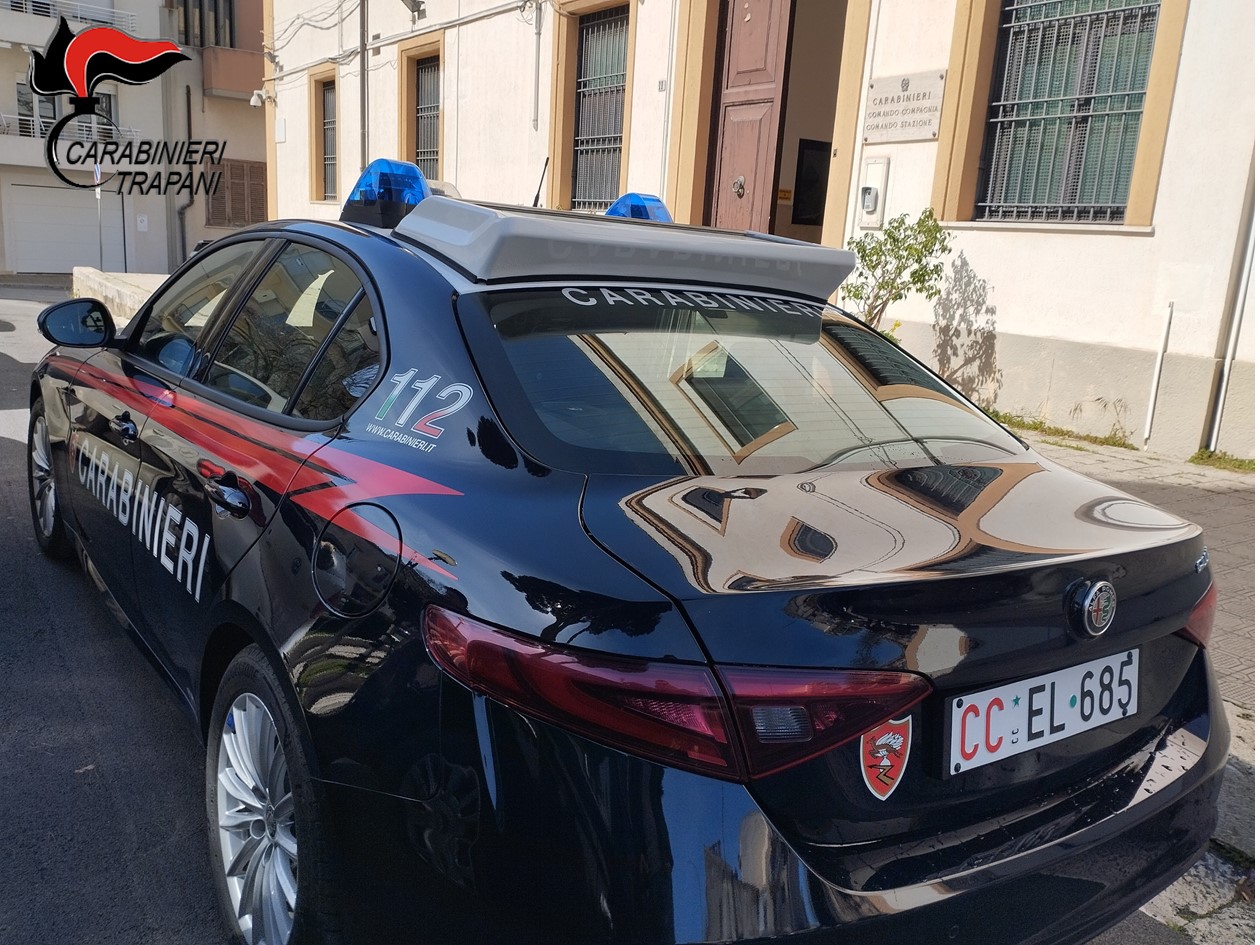 Brucia rifiuti in strada: arrestato