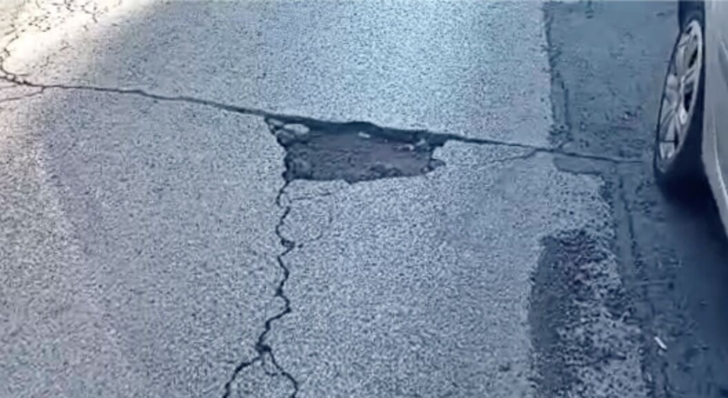 Barriera, pericolose buche in via Antonello da Messina
