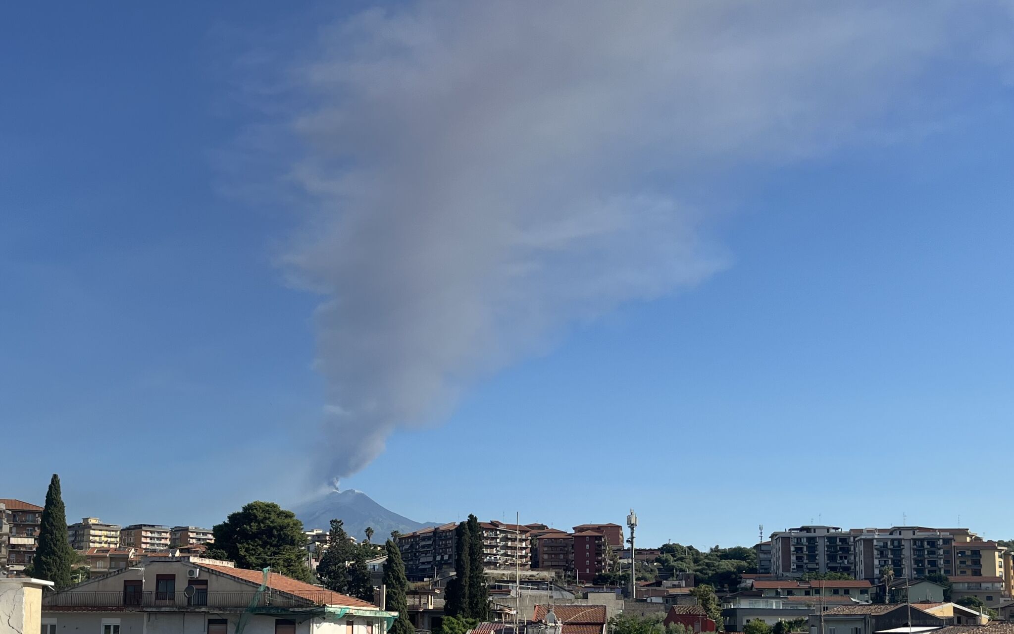 Cenere etna Aeroporto bloccato da cenere dell’Etna, Codacons chiede rimborsi
