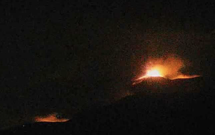 Etna, nuova colata lavica nella Valle del Leone