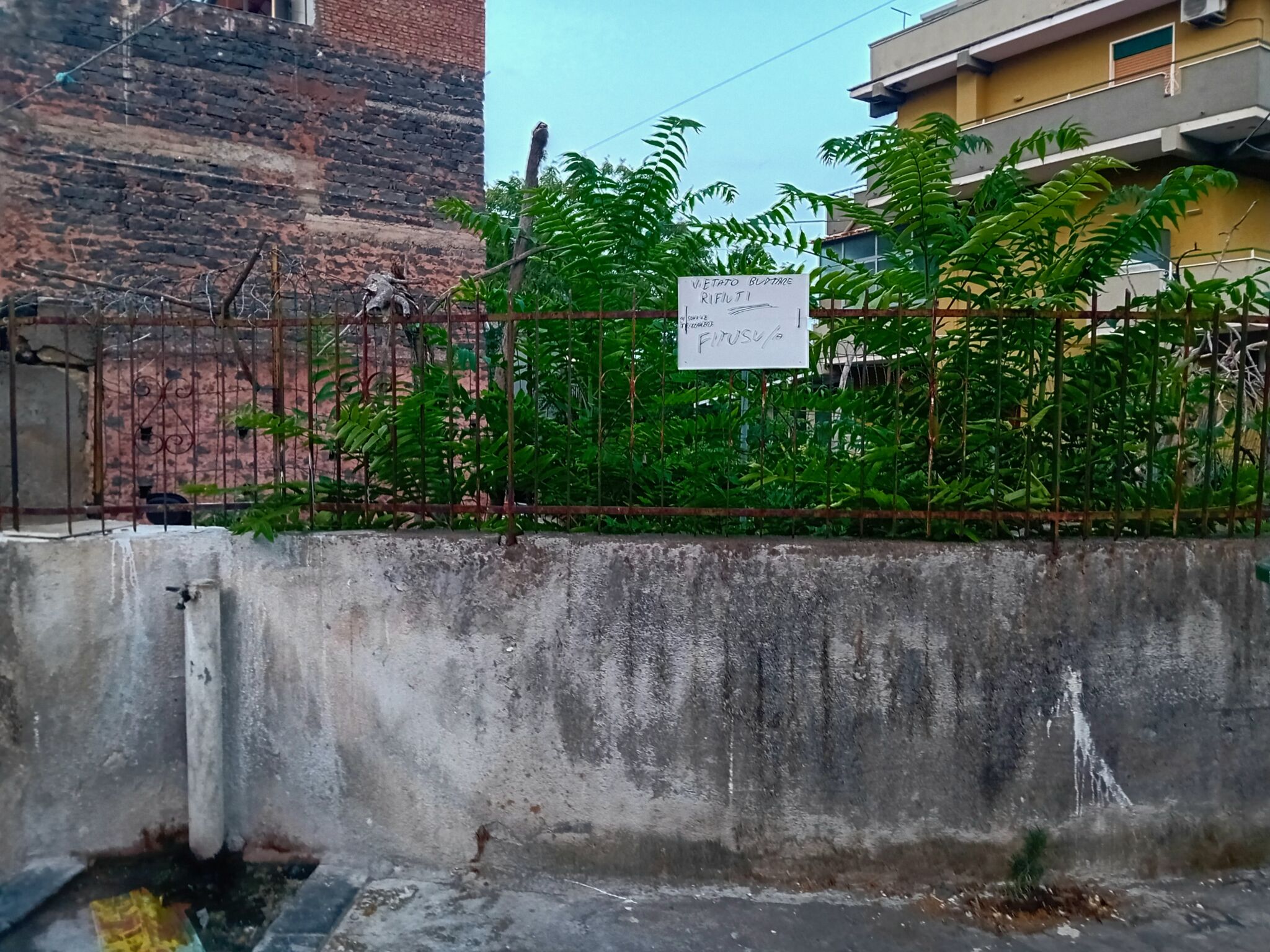 Decorourbano Barriera, fontanelle trasformate in discariche