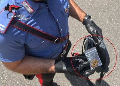 Denunciati droga belpasso Crack nel borsello e marijuana in casa: denunciati padre e figlio