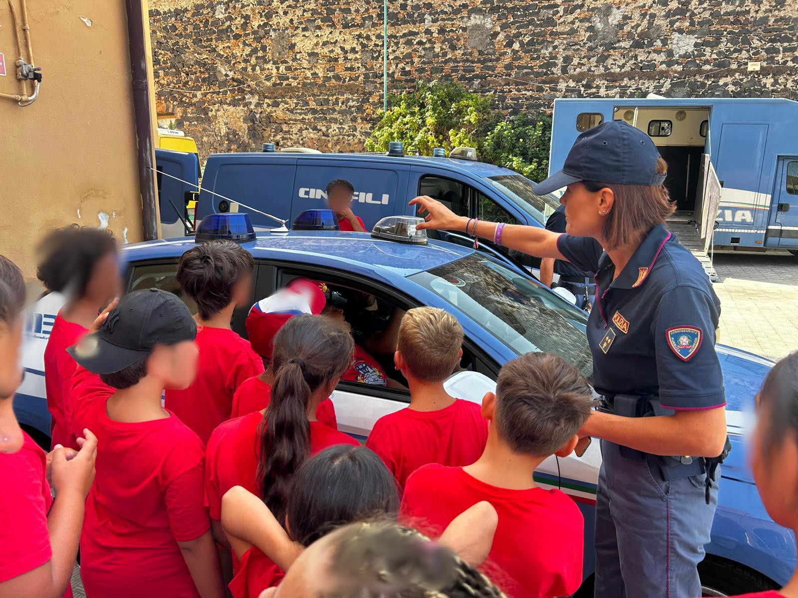 ESTATE CON LA POLIZIA DI STATO, INIZIATIVA ALL’INSEGNA DELLA LEGALITA’ CON I BAMBINI DELL’ISTITUTO “MADONNA DELLA DIVINA PROVVIDENZA” DI SAN CRISTOFORO (4) San Cristoforo, estate della legalità con la Polizia di Stato