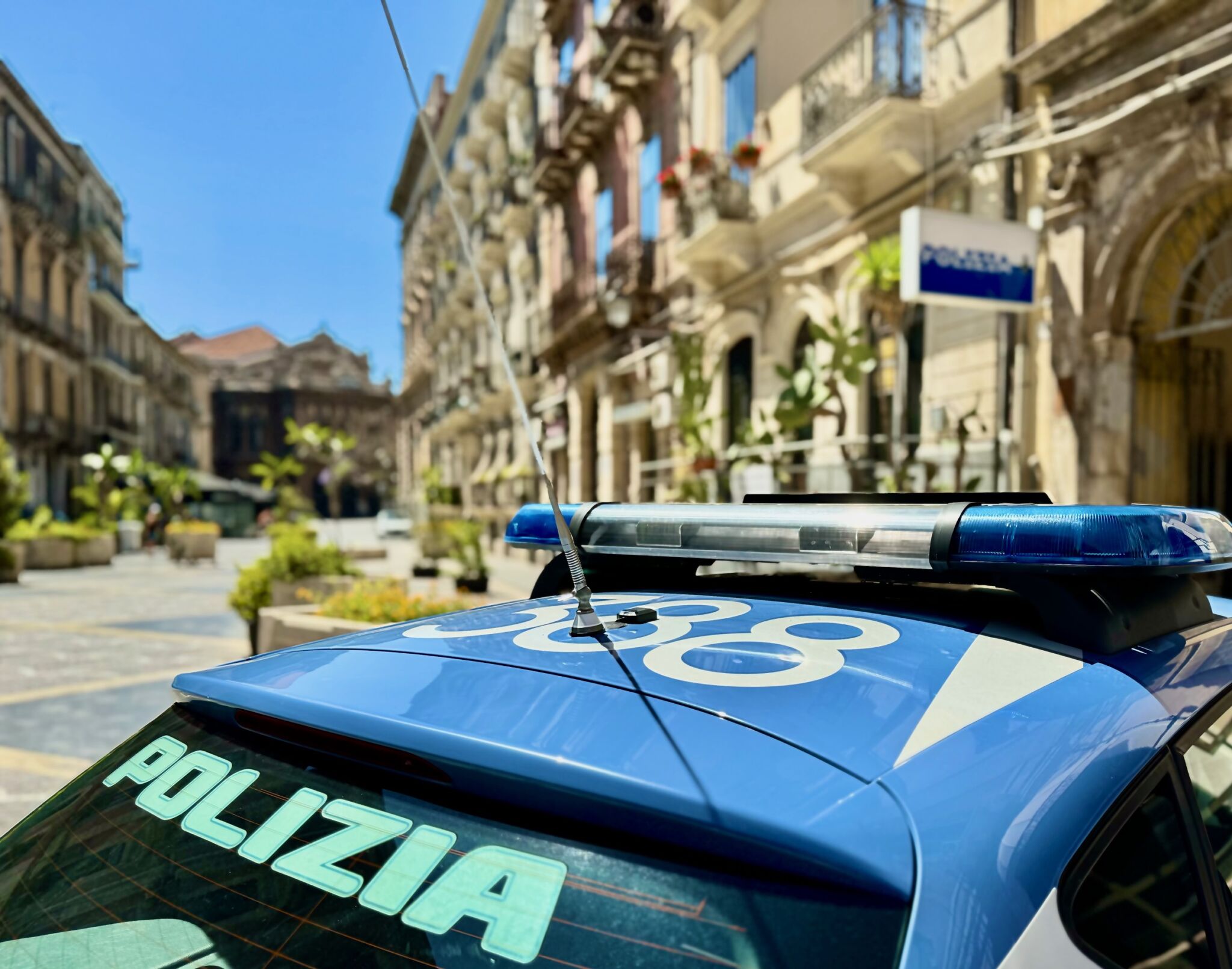 Evade dai domiciliari per comprare sigarette