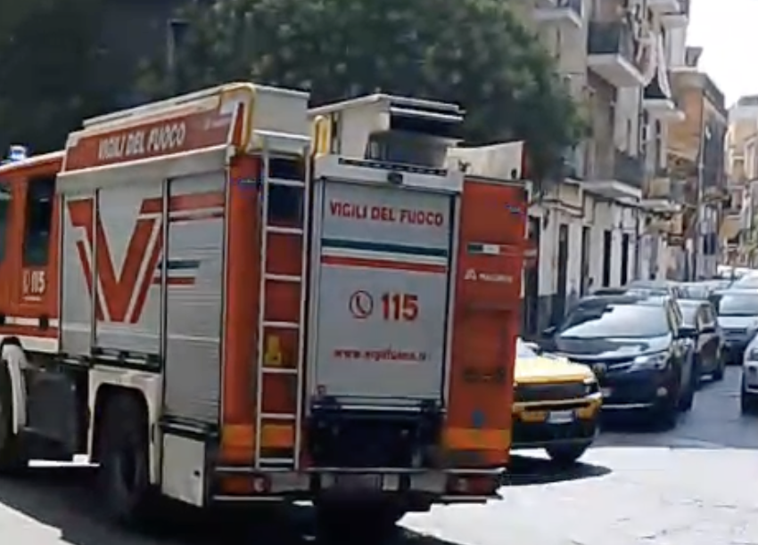 Via Grotta Magna, calcinacci dall’ edificio pericolante
