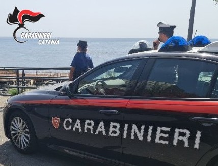 Aci Castello, Carabinieri salvano un uomo sulla scogliera