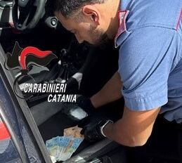 Foto Catania San Giovanni Galermo, fugge con droga e radiolina