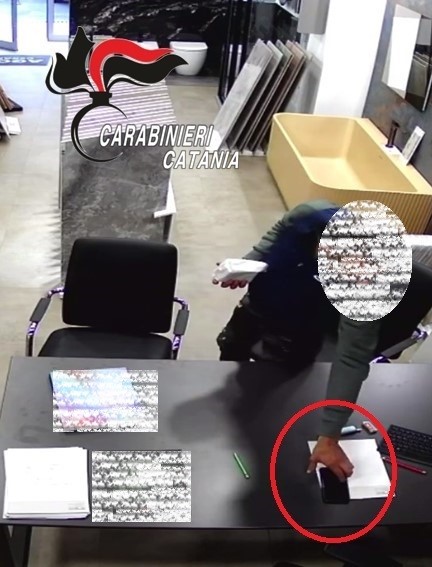 Foto Catania-2 Ruba un cellulare in negozio, denunciato