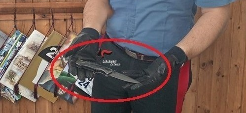Foto Randazzo (CT) Anziano buca pallone ad un bambino con un coltello