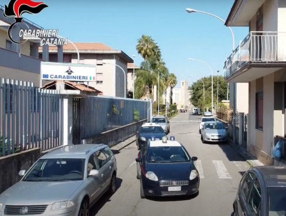 In auto rubata mentre era ai domiciliari: due denunciati