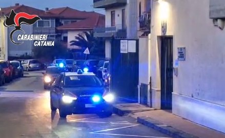 Furto su auto a San Pietro Clarenza, denunciato 38enne