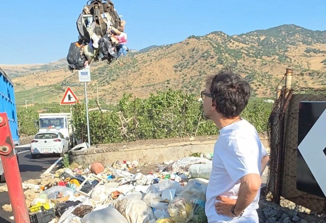 Gullotta durante la pulitura della discariche a cielo aperto Bronte, confisca del mezzo per chi scarica rifiuti in campagna