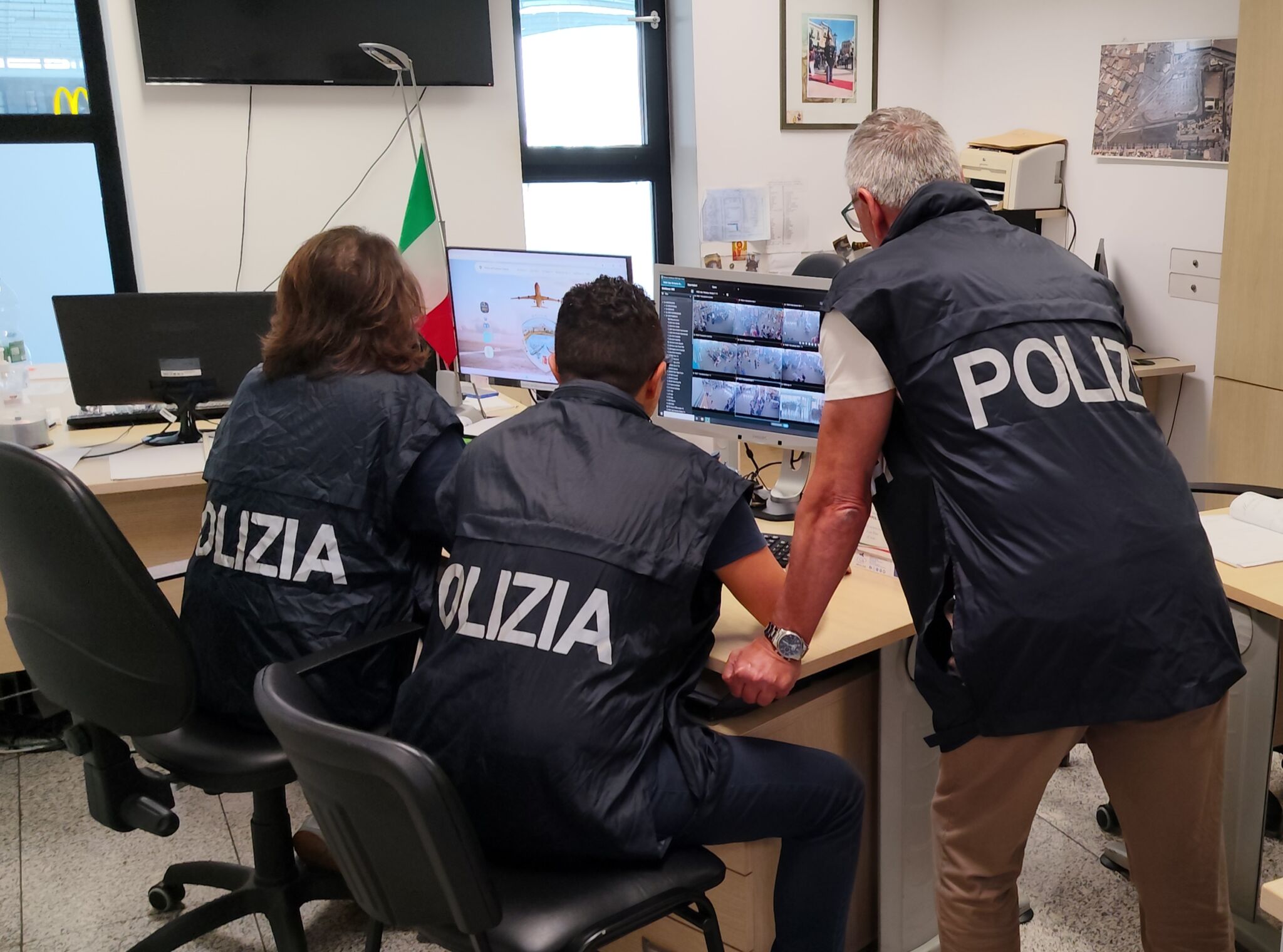 IN ATTESA DEL VOLO, RUBA UN PAIO DI OCCHIALI DA SOLE E UN PROFUMO PASSEGGERO FERMATO IN AEREO E DENUNCIATO DALLA POLIZIA DI STATO Ruba in aeroporto e sale sull’aereo
