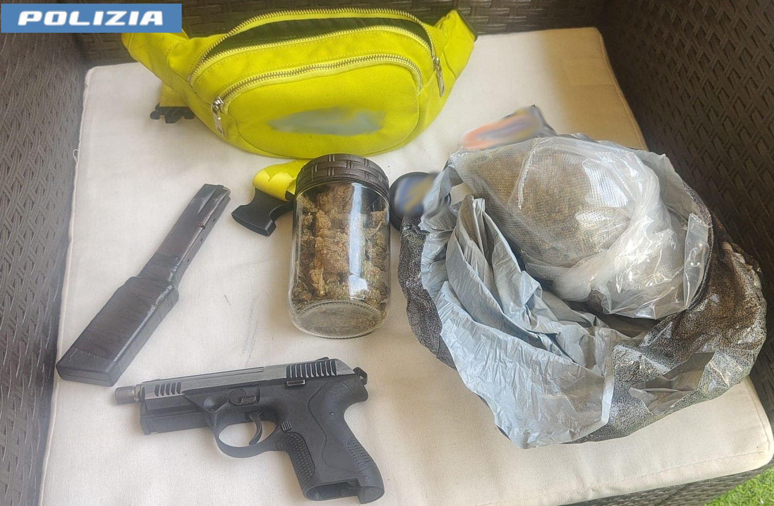 IN BICI CON UNA PISTOLA NELLA CINTURA PREGIUDICATO AI DOMICILIARI TROVATO DALLA POLIZIA DI SCON UN’ARMA CLANDESTINA MODIFICATA E 300 GRAMMI DI MARIJUANA In bici con una pistola, ma era ai domiciliari