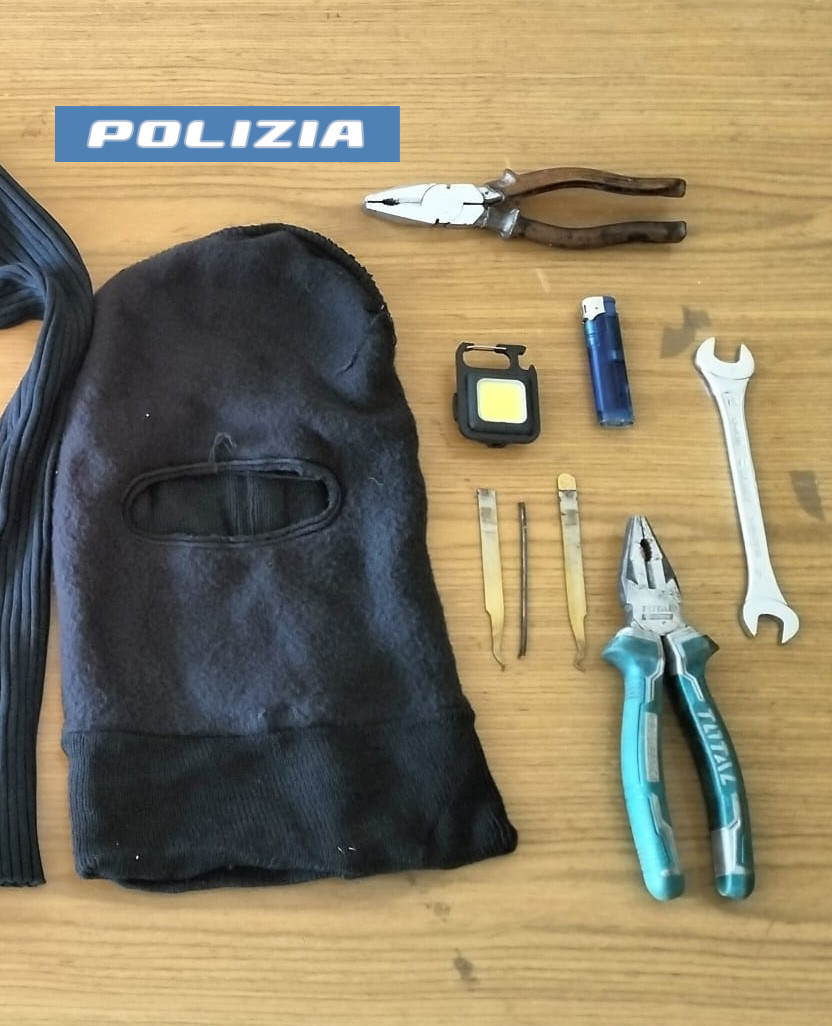 INDIVIDUATO VICINO AD UN CONDOMINIO CON PASSAMONTAGNA E ARNESI PER SCASSINARE NASCOSTI NEL BORSELLO PREGIUDICATO DENUNCIATO DALLA POLIZIA DI STATO Con un passamontagna si aggirava nei pressi di un condominio