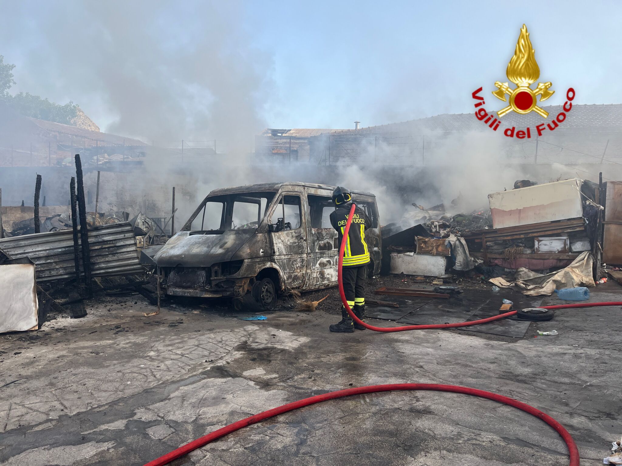 Incendio faro biscari Incendio al Faro Biscari, in fiamme baracche e automezzi
