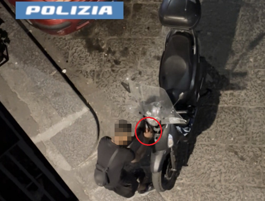 LA POLIZIA DI STATO HA ARRESTATO UN 45ENNE CHE, DOPO AVER PROVATO A RUBARE UN MOTORINO, HA MINACCIATO IL TESTIMONE CON UN COLTELLO. Tenta di rubare uno scooter e minaccia un passante