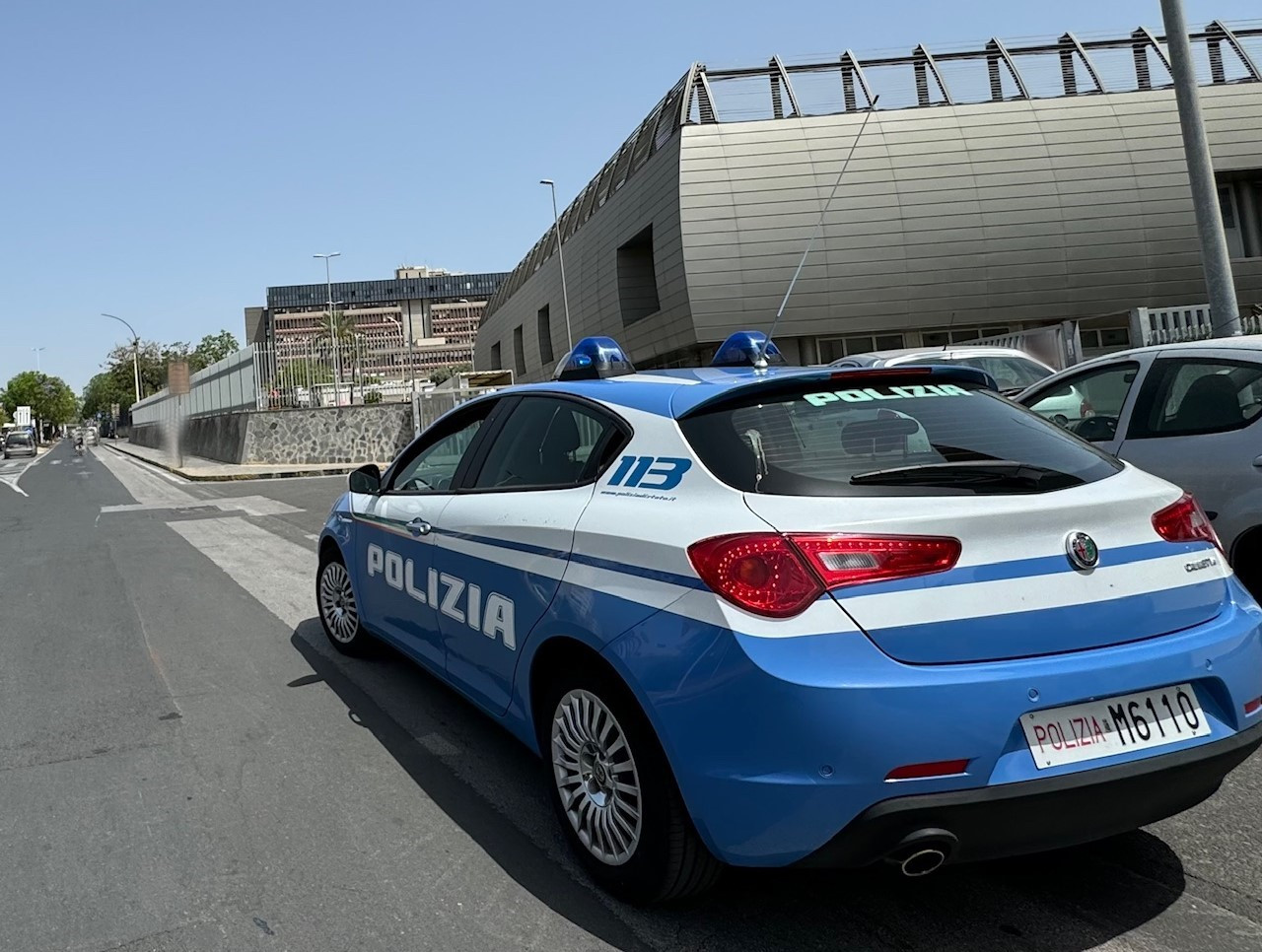 MINACCIA DI INVESTIRE CON L’AUTO IL VIGILANTES PER NON AVER CONSEGNATO IL CIBO NEL PROPRIO ALLOGGIO STUDENTE STRANIERO ARRESTATO DALLA POLIZIA DI STATO Minaccia il vigilantes e aggredisce i poliziotti: arrestato studente straniero