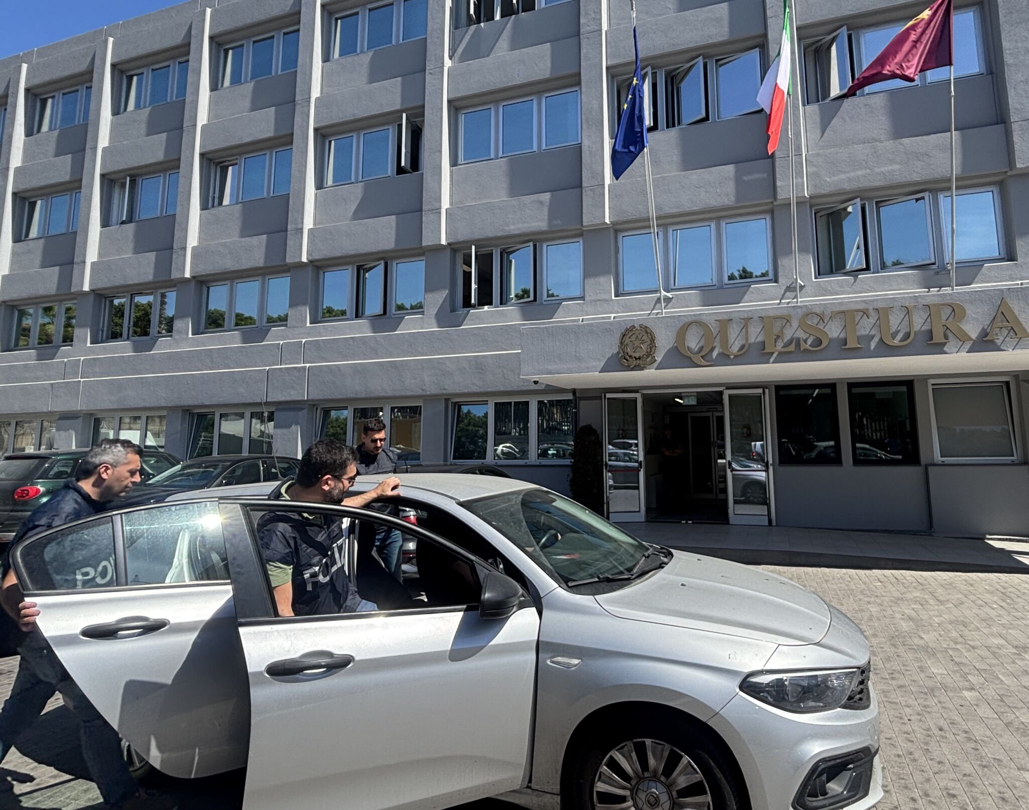 NASCONDEVA L’EROINA NELLE SCARPE 62ENNE ARRESTATO DALLA POLIZIA DI STATO Eroina nascosta nelle scarpe, arrestato 62enne