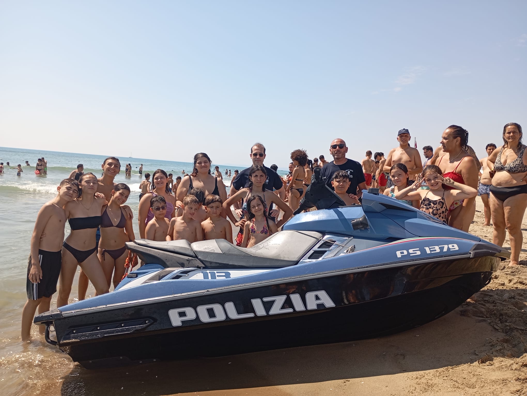 Polizia incontra ragazzi San Filippo Neri Polizia in spiaggia con i ragazzi di San Filippo Neri