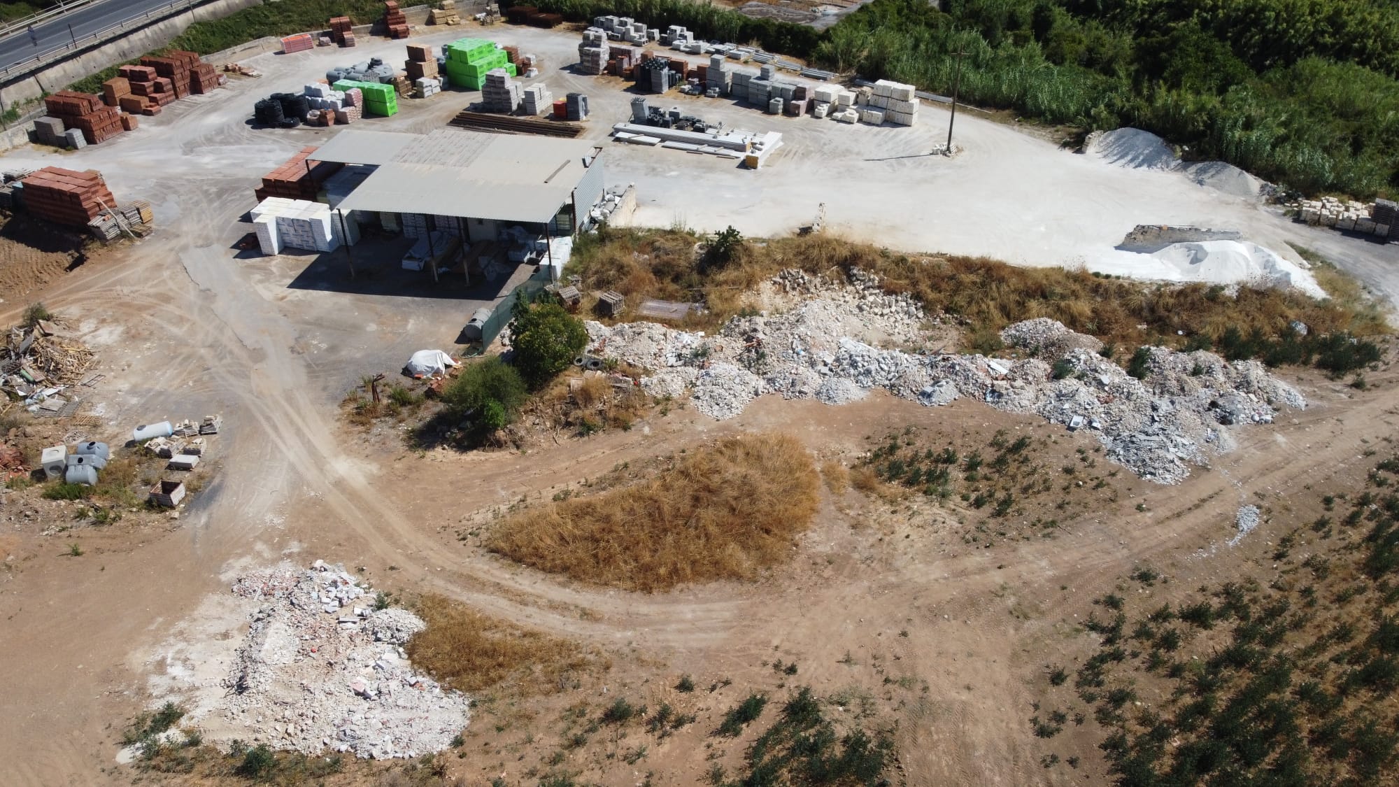 Rifiuti speciali noto Rifiuti edili sotterrati a Noto, denunciato un 53enne