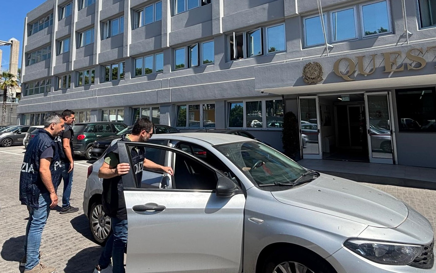 SI SPACCIA PER UN APPARTENENTE ALLE FORZE DELL’ORDINE PER TRUFFARE UN’ANZIANA E RUBARLE 4.000 EURO 38ENNE ARRESTATO DALLA POLIZIA DI STATO Finto agente truffa un’anziana: arrestato un 38enne