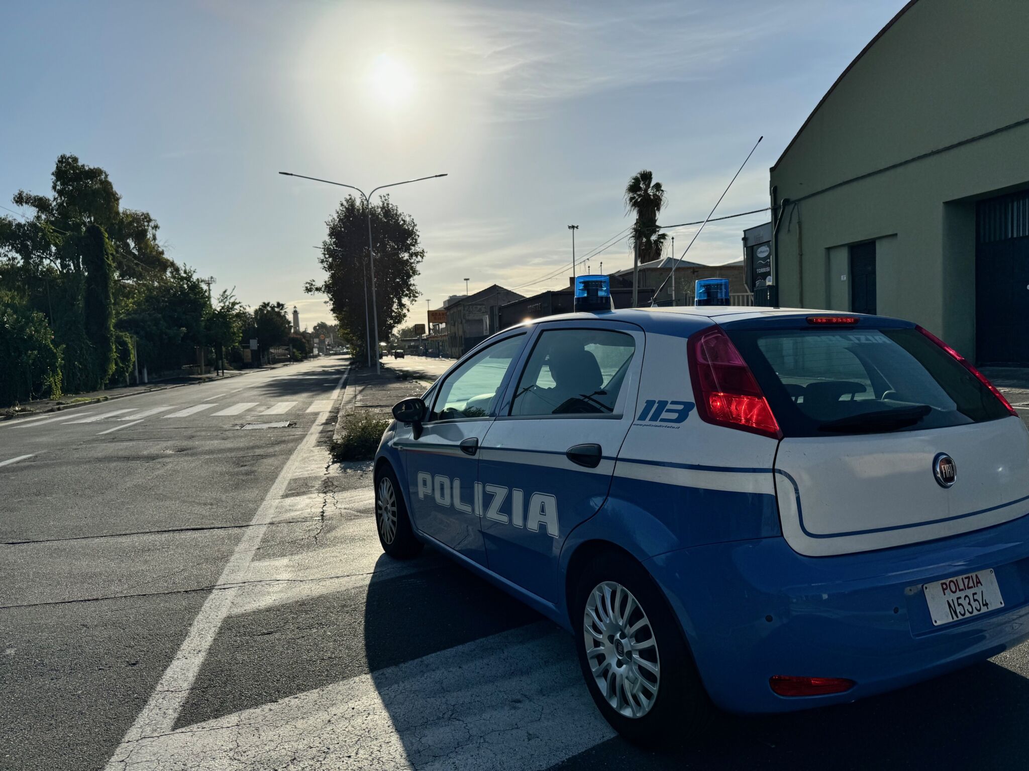 SORPRESO A GUIDARE SENZA PATENTE SPERONA PER 2 VOLTE L’AUTO DELLA POLIZIA PER SFUGGIRE AL CONTROLLO 39ENNE ARRESTATO DALLA POLIZIA DI STATO Senza patente sperona due volte la volante: arrestato