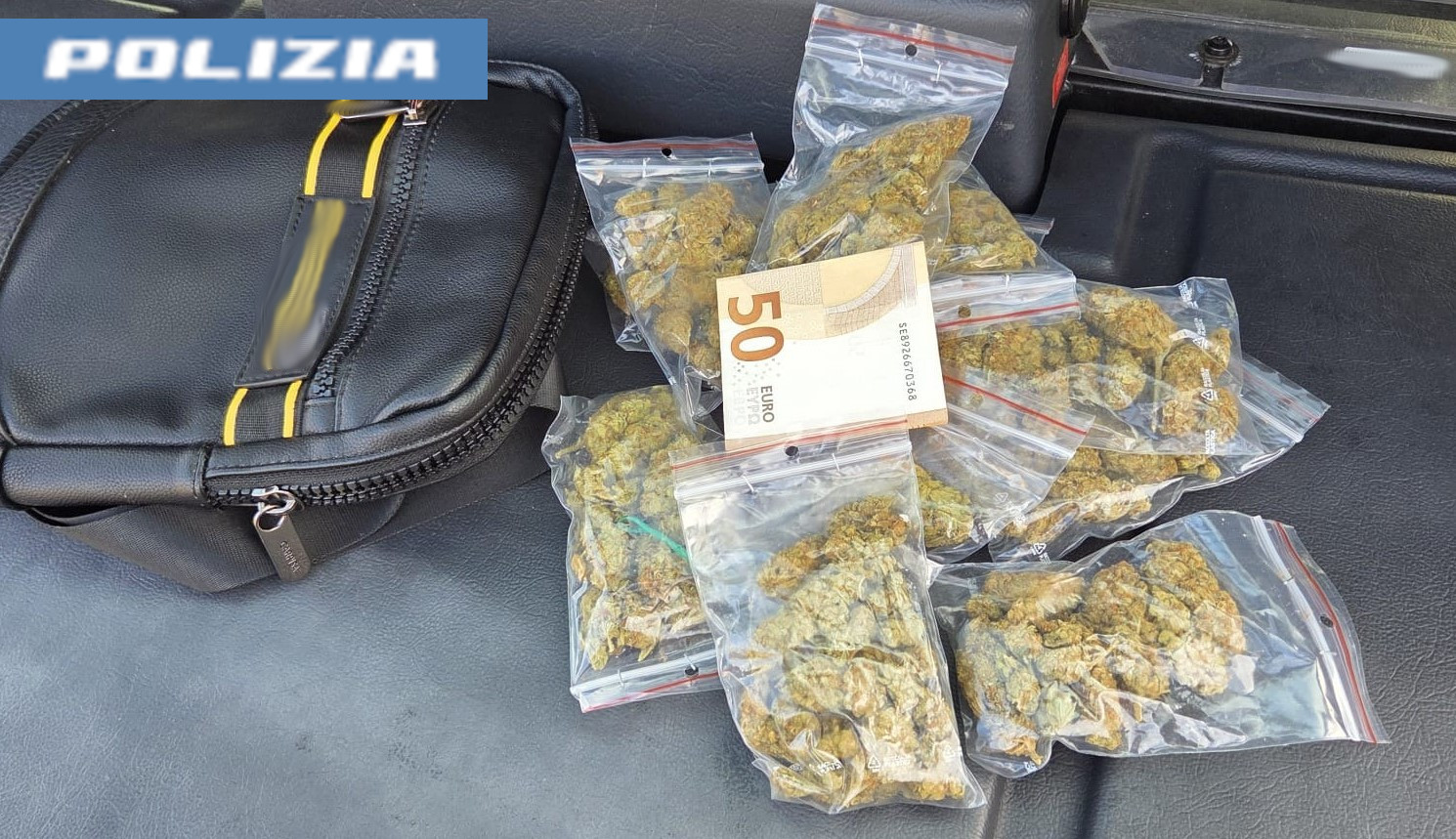 SORPRESO A SPACCIARE IN UN PARCHEGGIO DA UN POLIZIOTTO LIBERO DAL SERVIZIO 21ENNE ARRESTATO DALLA POLIZIA DI STATO Spacciava in un parcheggio a Trappeto Nord