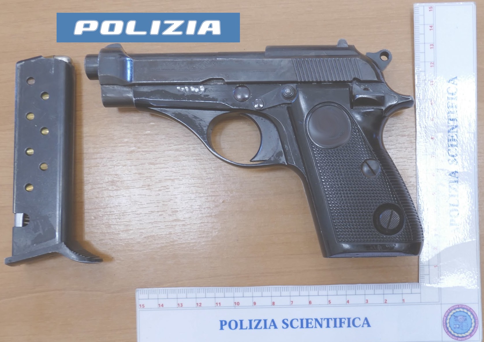 SOSPETTATO DI AVER COMMESSO UN FURTO VIENE TROVATO A CASA CON UNA PISTOLA CLANDESTINA E MUNIZIONI. ARRESTATO DALLA POLIZIA DI STATO Pistola clandestina nel sottotetto: arrestato 36enne