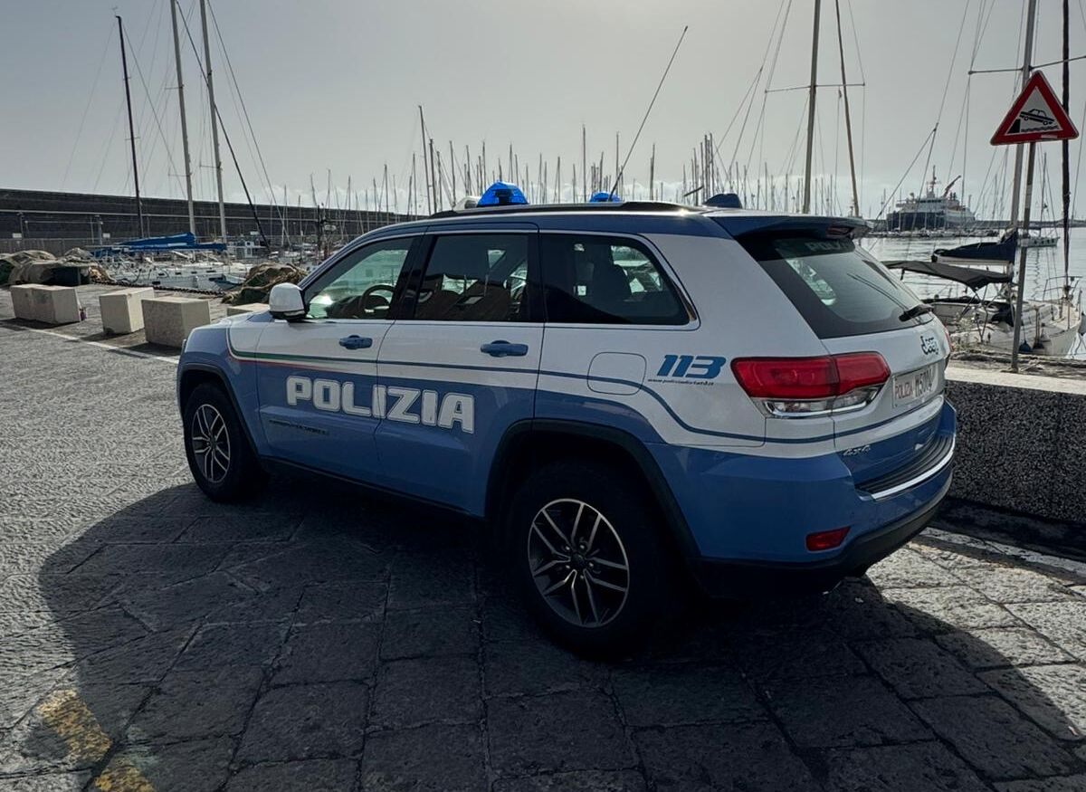 TENTANO DUE FURTI AL PORTO 6 PERSONE INDIVIDUATE E DENUNCIATE DALLA POLIZIA DI STATO Tentano furti di auto al Porto, denunciati 6 giovani