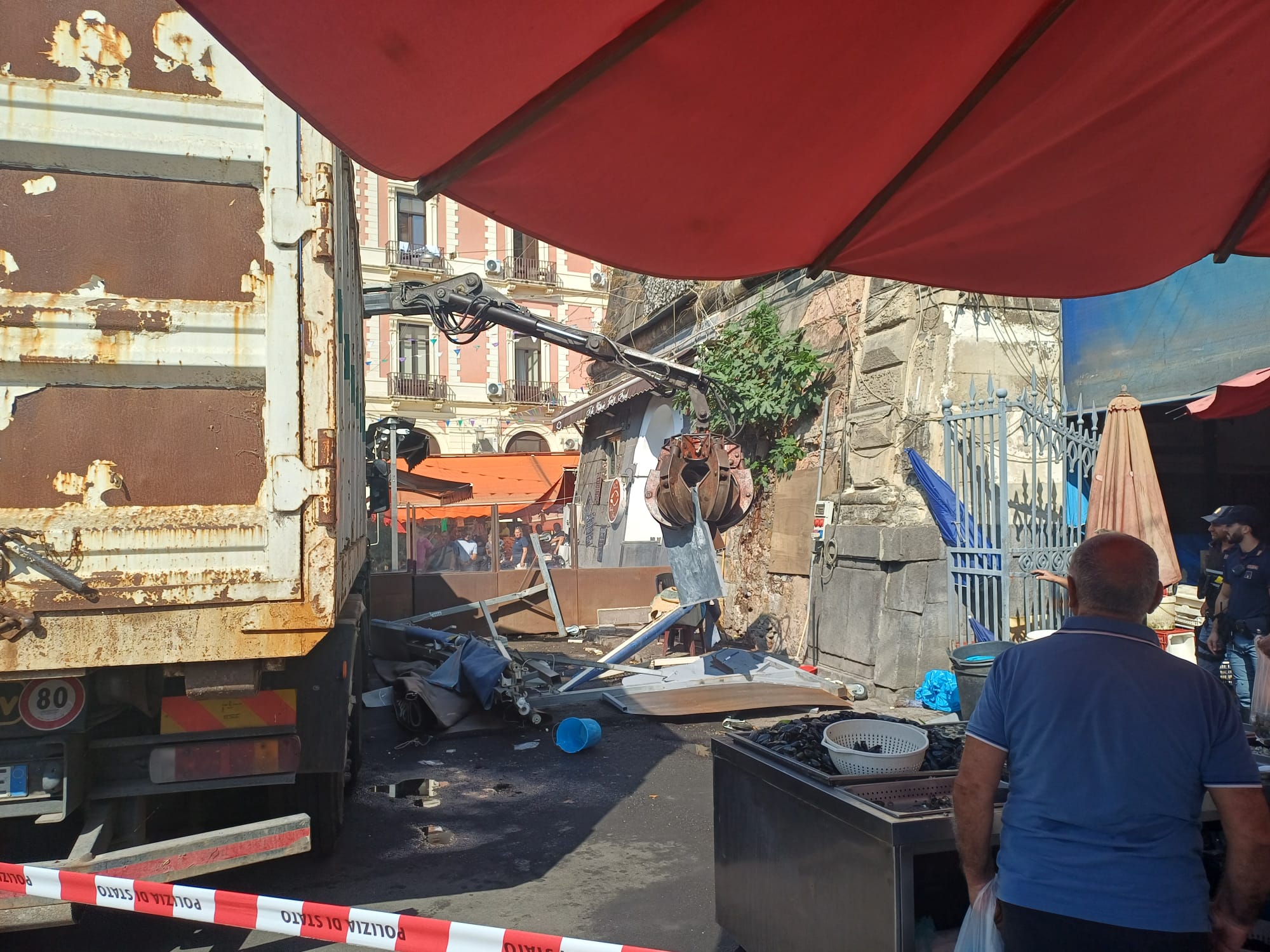Abusivismo alla Pescheria, rimossi due banconi in via Dusmet