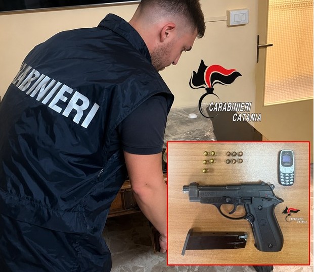 Pistola modificata nascosta nell’armadio