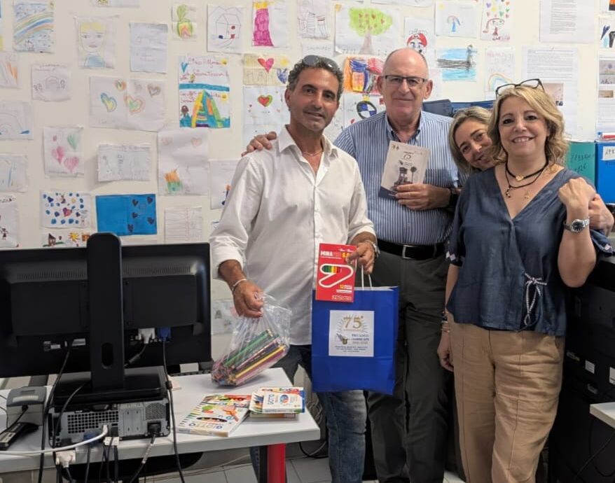 bambini giarre Giarre, colori e matite per i bambini all’Ufficio carte d’identità