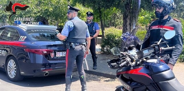 tenta violenza sessuale Catania, tenta violenza sessuale in ascensore: arrestato 20enne