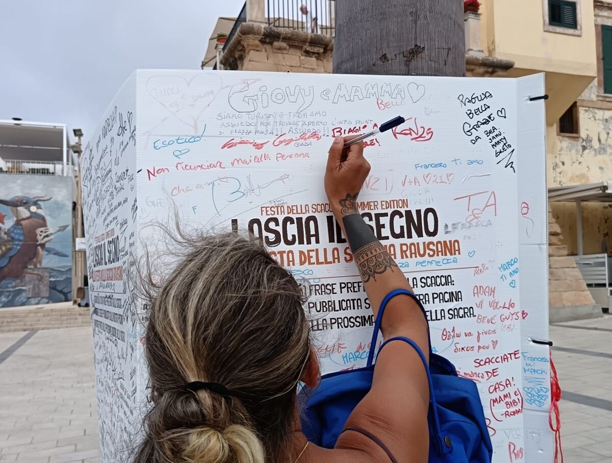 turista scrive sul totem all’infopoint di Marina di Ragusa Info Point chiusi ad agosto, Sicilia Costa Iblea: “Disagio evitabile”