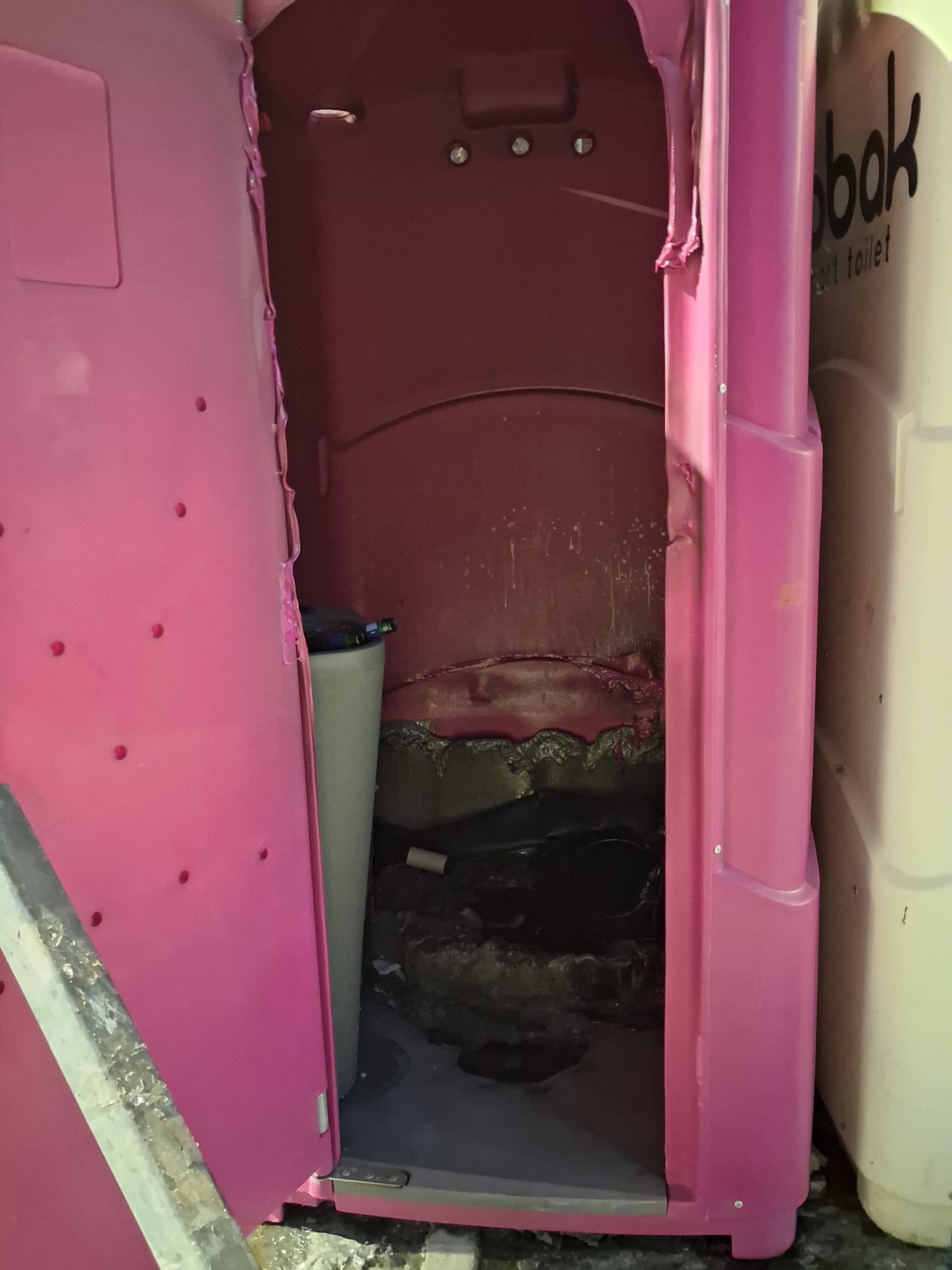 240480 Mascali, bagni chimici a fuoco: caccia ai vandali in via Spiaggia
