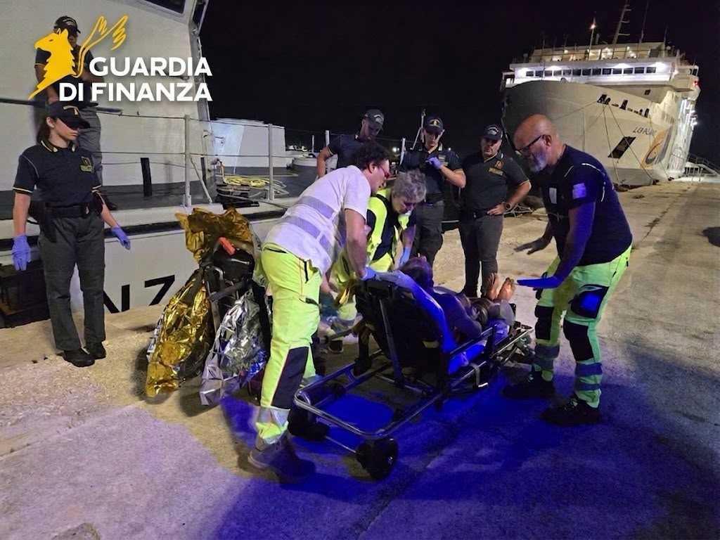40enne salvato canale di sicilia Canale di Sicilia, barca distrutta da un incendio: salvato un 40enne