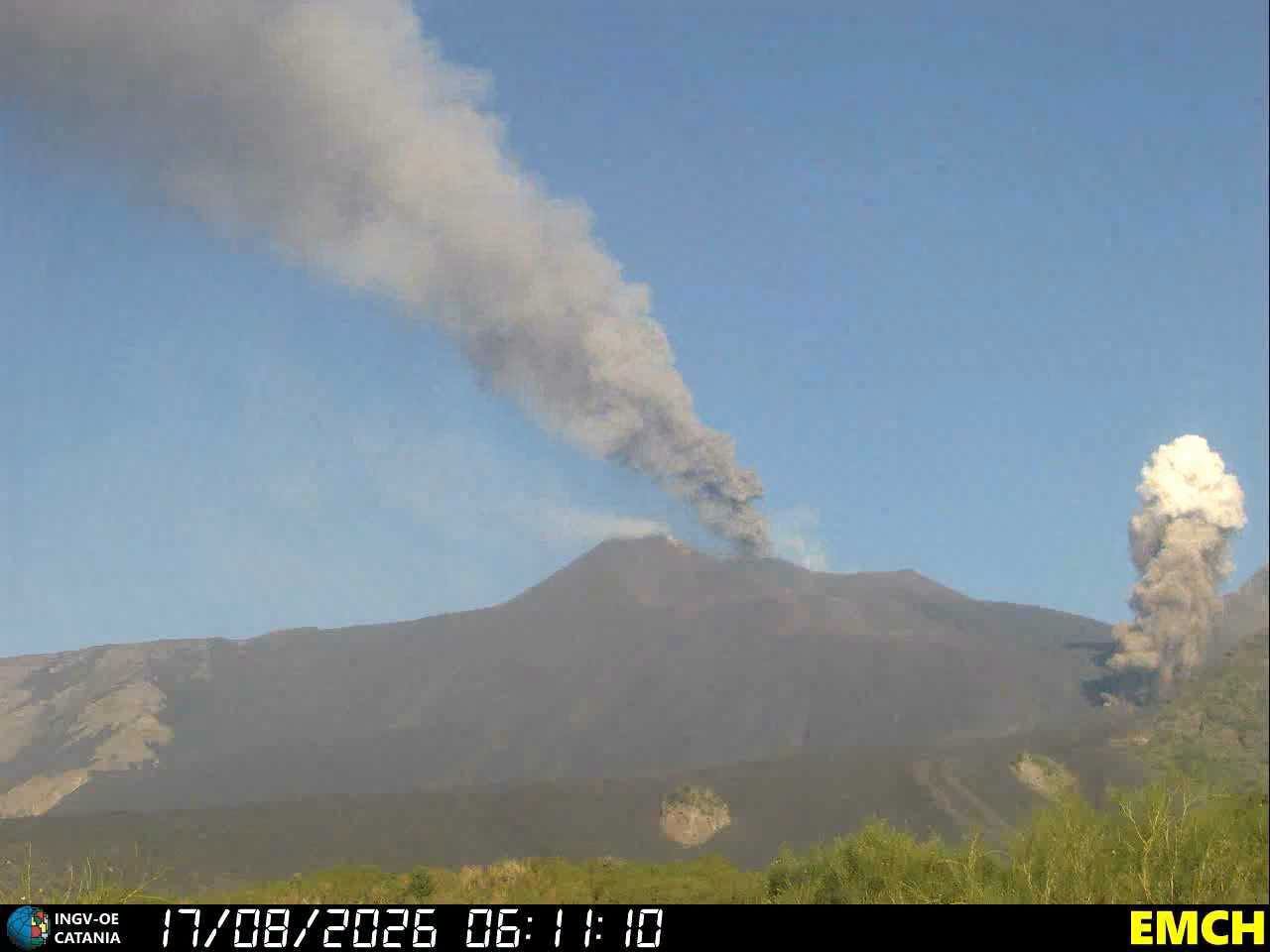 Etna, nuova bocca effusiva in Valle del Bove