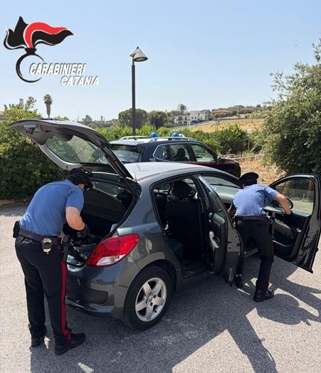 Auto telaio abraso Scordia In auto con telaio abraso e arnesi da scasso