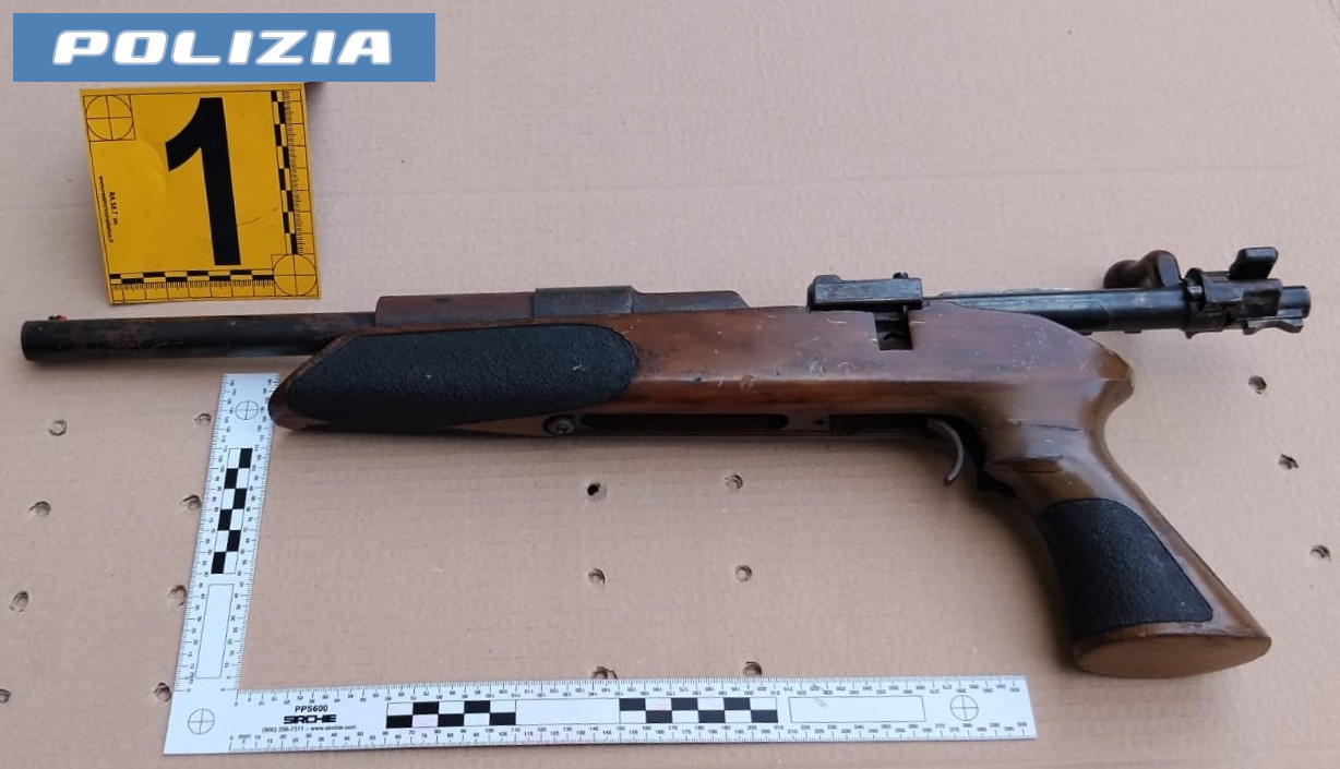 BLITZ A LIBRINO. LA POLIZIA DI STATO SEQUESTRA UNA CARABINA E OLTRE 600 GRAMMI DI MARIJUANA 1 Librino, sequestrati una carabina artigianale e marijuana