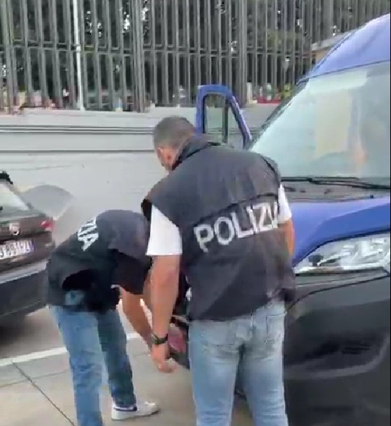 BLITZ DELLA POLIZIA DI STATO NEL QUARTIERE SAN CRISTOFORO SCOPERTO DEPOSITO DI TARGHE CONTRAFFATTE. RINVENUTO ANCHE UN FURGONE RUBATO DENUNCIATI 2 CATANESI 2 Scoperto deposito di targhe contraffatte: due denunciati